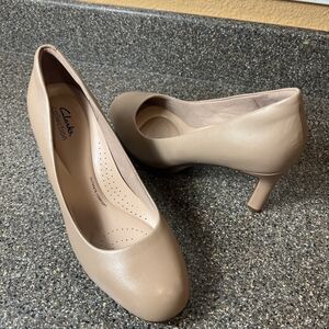Clarks Collection Slip On Heels Beige Leather Comfort Classic Pump Womens Sz 10W